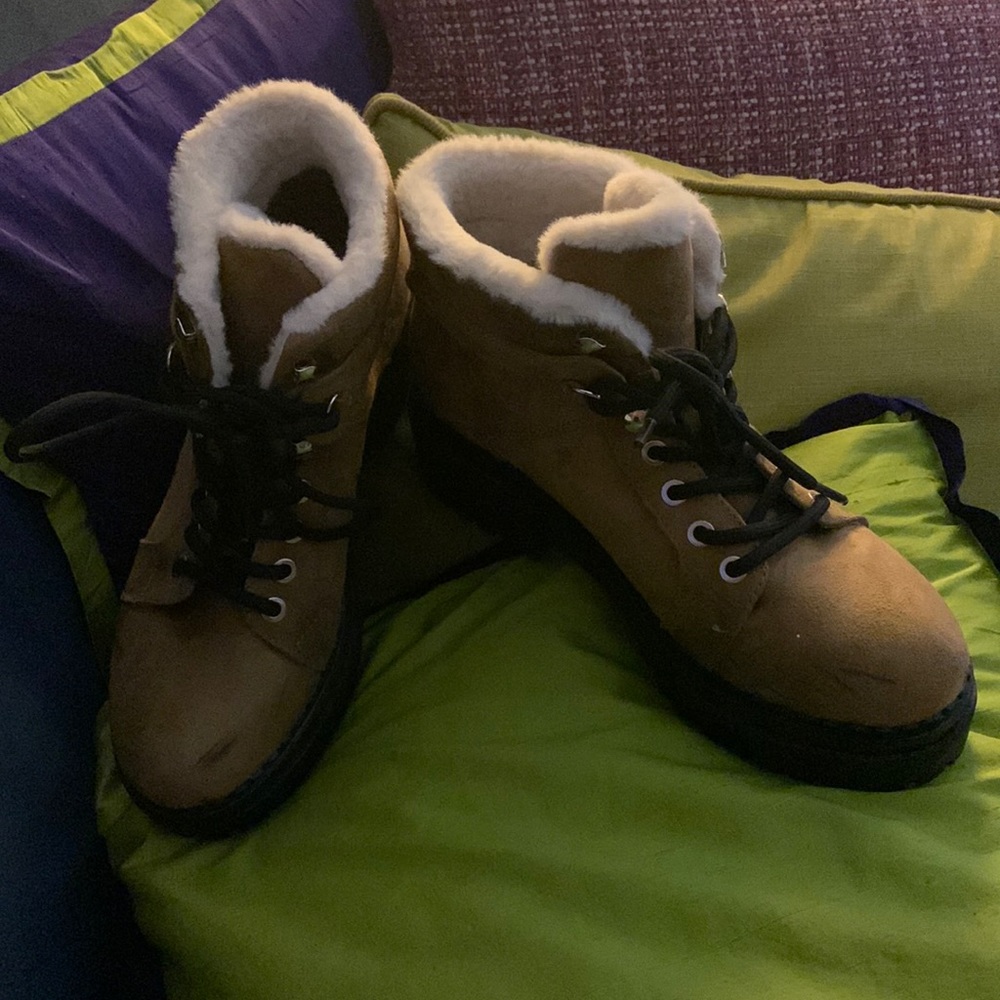 EUC American Eagle Outfitters Fur Lined Lace Up Chunky Heel Boots - Size 9